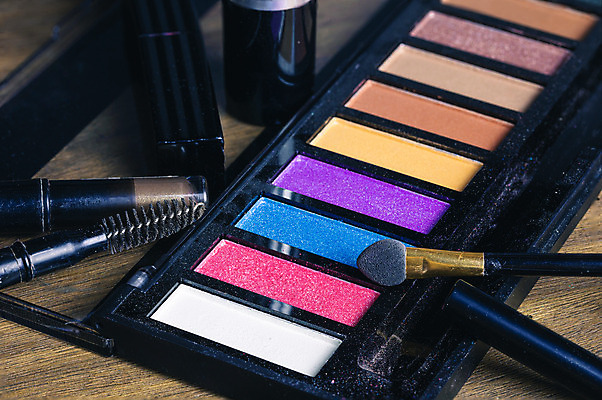 포토 JPG 해외이미지 실내 사람없음 화장용품 아이섀도 메이크업브러쉬 섀도우팔레트 해외202008 해외포토 내부 화장품 붓 미용용품 파일형식