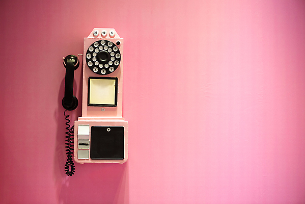 포토 JPG 해외이미지 문화 선 벽 분홍색 백그라운드 비즈니스 통신 거리 사람없음 스마트폰 사무실 금속 검은색 수확 골동품 도시 클래식 코드 연결 플라스틱 전화기 오브젝트 수화기 고민 질감 복고 철사 부름 다이얼 구식 그런지 옛날 스타일 카피스페이스 해외202008 해외포토 감정 컬러 컨셉 농업 모션 재질 핸드폰 스마트기기 공백 파일형식