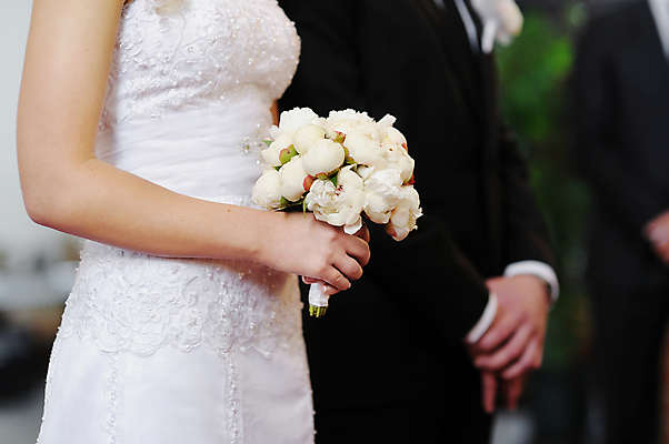 포토 JPG 해외이미지 손 드레스 여자 꽃 행복 분홍색 꽃다발 결혼 백그라운드 꽃무늬 결혼식 휴가 사랑 이벤트 사람없음 장식 초록색 장미 낭만 흰색 축하 신선 잡기 아내 닫기 긍정 약혼 해외202008 해외포토 식물 옷 감정 컬러 컨셉 무늬 모션 사람 신체부위 약속 파일형식