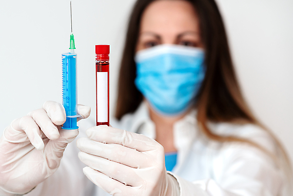 포토 JPG 해외이미지 여자 실험 주사기 마스크 한명 들기 상반신 성인 앞모습 아웃포커스 잡기 연구원 시험관 흰배경 성인여자한명만 신약개발 해외202008 해외포토 직업 1 뷰포인트 백그라운드 의료기기 모션 촬영기법 실험기구 사람 흰색 개발 여자한명만 성인여자만 파일형식 신약_의학