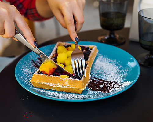 포토 JPG 해외이미지 식기 접시 손 여자 열매 커피 음식 백그라운드 포크 과일 탁자 디저트 건강 요리 사람 사람없음 노란색 과자 초콜릿 식사 흰색 신선 칼 달콤 맛 아침식사 설탕 먹기 크림 블루베리 벨기에 시럽 와플 내추럴 점심식사 식욕 페스츄리 핸드메이드 맛있는 해외202008 해외포토 식물 음료 빵 컬러 가구 컨셉 모션 신체부위 서유럽 파일형식
