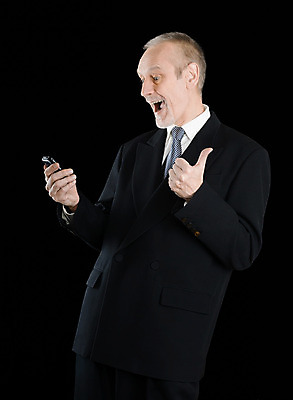 포토 JPG 해외이미지 백인 응시 행복 유럽 얼굴 비즈니스 CEO 통신 검은배경 넥타이 모바일 주택 따뜻함 대화 한명 미소 사람 정장 성인 스마트폰 검은색 다정 외침 재킷 엄지손가락 최고 비즈니스맨 전화기 부름 셀룰러 해외202008 우호적 해외포토 서양인 직업 1 시선 잡화 옷 남자 감정 나라 컬러 백그라운드 컨셉 손가락 모션 표정 말하기 건물 신체부위 핸드폰 스마트기기 소리 외투 직장인 파일형식