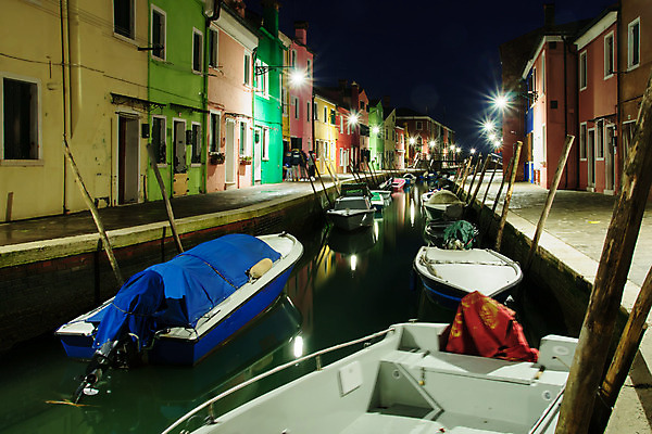 포토 JPG 해외이미지 유럽 섬 여행 겨울 건축양식 하늘 거리 주택 사람없음 건물 물 도시풍경 컬러풀 페인트 이탈리아 도시 보트 야간 지중해 운하 베네치아 석호 강렬 옛날 해외202008 해외포토 자연요소 건축물 계절 건축 나라 바다 컬러 배_교통 풍경 파일형식
