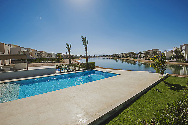 포토 JPG 해외이미지 식물 외관 의자 건축양식 하늘 부동산 휴가 주택 수영장 이집트 사람없음 야외 물 파란색 야자수 반사 정원 재산 고급 큼 빌라 휴양지 조경 석호 해외202008 해외포토 자연요소 나무 건축 컬러 가구 컨셉 아프리카 건물 금융 장소 크기 파일형식