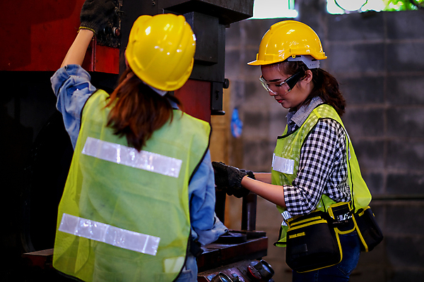 포토 JPG 해외이미지 식물 직업 여자 산업 안경 공장 노동자 실내 서기 안전 사람 동양인 두명 건물 알약 금속 힘 기계 기구 업무 작업실 기술자 엔지니어 수리 제조 보호 안전모 헬멧 동료 정비공 공학 해외202008 해외포토 건축물 잡화 교육 컨셉 공업 관계 모션 재질 인종 내부 약 작업 안전장비 보호장비 파일형식