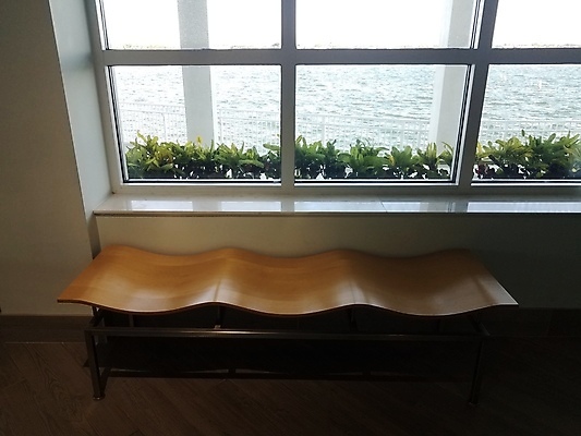 포토 JPG 해외이미지 식물 바다 곡선 벤치 의자 창문 유리 사람없음 내부 목재 물 웨이브 판유리 해외202008 해외포토 자연요소 나무 선 가구 재료 재질 파일형식