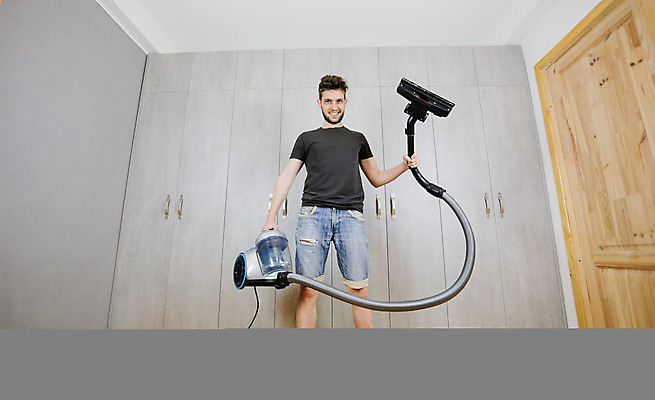 포토 JPG 해외이미지 직업 행복 가구 가사 거실 가정 남편 노동자 아파트 실내 한명 내부 일상 인테리어 기계 청결 방 붓 도움 수리 위생 청소 서비스 싱글 주부 먼지 리빙 청소부 위생관리 정리함 해외202008 해외포토 1 디자인 감정 생활용품 컨셉 주택 관리 사람 라이프 파일형식