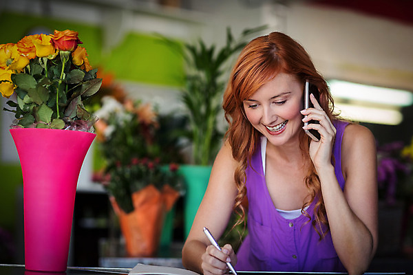 포토 JPG 해외이미지 백인 여자 꽃 실내 한명 성인 앞모습 30대 스마트폰 꽃병 기록 꽃집 통화 성인여자한명만 해외202008 해외포토 서양인 식물 1 뷰포인트 모션 사람 내부 장년 핸드폰 스마트기기 상점 여자한명만 성인여자만 파일형식