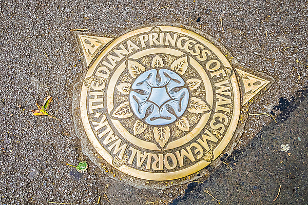 포토 JPG 해외이미지 공원 꽃 유럽 여행 자국 영국 잉글랜드 웨일즈 프레임 사람없음 물 금속 산책 도시 사인 런던 기념물 명패 해외202008 해외포토 자연요소 식물 공공시설 나라 재질 휴식 파일형식