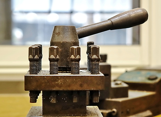 포토 JPG 해외이미지 산업 손잡이 사람없음 기계 장비 견과류 실 철 묘사 볼트 구식 옛날 철강 해외202008 해외포토 공구 파일형식