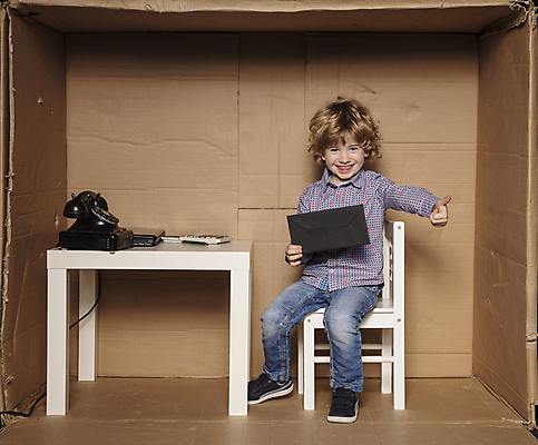 포토 JPG 해외이미지 전신 응시 남자 어린이 비즈니스 봉투 선물 한명 들기 앉기 소년 앞모습 상자 사무실 검은색 잡기 업무 비즈니스맨 범죄 작음 만족 따봉 뇌물 소년만 소년한명만 해외202008 해외포토 1 시선 감정 뷰포인트 컬러 모션 사람 최고 작업 직장인 크기 남자만 남자한명만 어린이만 파일형식