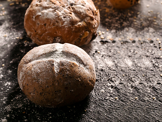 포토 JPG 해외이미지 전통 음식 조각 농업 재료 탁자 아침 건강 요리 씨앗 사람없음 목재 빛 햇빛 갈색 일출 주방 식사 어둠 빵집 껍질 시골 신선 맛 상품 낟알 시리얼 밀 굽기 먹기 유기농 질감 보리 밀가루 토스트 덩어리 내추럴 번 핸드메이드 호밀 귀리 맛있는 해외202008 해외포토 주간 나무 식물 웰빙 산업 빵 컬러 가구 컨셉 모션 곡류 태양 노을 상점 가루 구이 파일형식