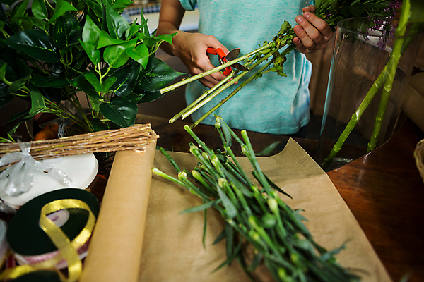 포토 JPG 해외이미지 꽃 줄기 한명 서기 상반신 성인 앞모습 장식 자르기 다발 꽃집 다듬기 화초가위 성인여자한명만 해외202008 해외포토 식물 1 뷰포인트 모션 가위_도구 사람 상점 여자한명만 성인여자만 파일형식