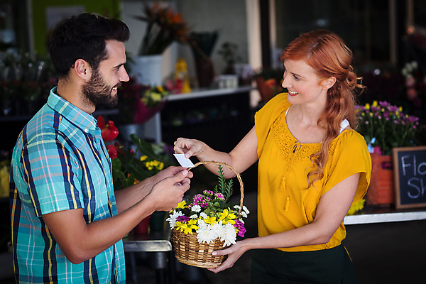 포토 JPG 해외이미지 백인 여자 남자 꽃 실내 서기 20대 성인 두명 옆모습 30대 꽃집 고객 주기 신분 성인만 해외202008 해외포토 서양인 식물 뷰포인트 모션 사람 청년 내부 장년 상점 파일형식