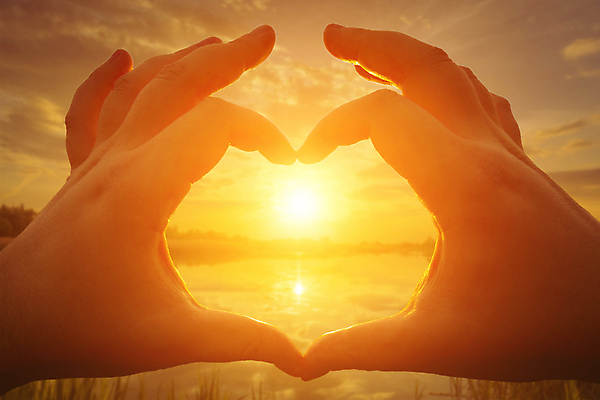 포토 JPG 해외이미지 손 호수 풍경 신체부위 햇빛 반사 일몰 감성 손하트 해외202008 해외포토 컨셉 사람 손짓 태양 노을 파일형식