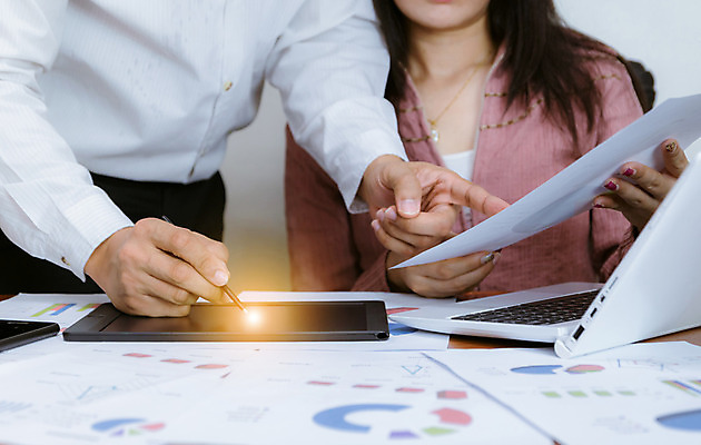 포토 JPG 해외이미지 직업 손 종이 컨셉 비즈니스 통계 탁자 그래프 설계 직장 사람 사람없음 금융 노트북 스마트폰 컴퓨터 사무실 쪽지 자료 정보 업무 작업 비즈니스맨 계획 토론 책상 분석 보고서 경영자 문서 투자 회계 진행 개발 리뷰 마케팅 해외202008 해외포토 남자 가구 회사 신체부위 경제 전자제품 핸드폰 스마트기기 직장인 리더 파일형식