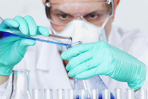 포토 JPG 해외이미지 응시 안경 실험기구 마스크 한명 들기 상반신 성인 앞모습 연구원 집중 성인남자한명만 신약개발 해외202008 해외포토 직업 1 시선 잡화 뷰포인트 과학 컨셉 모션 사람 개발 남자한명만 성인남자만 파일형식 신약_의학