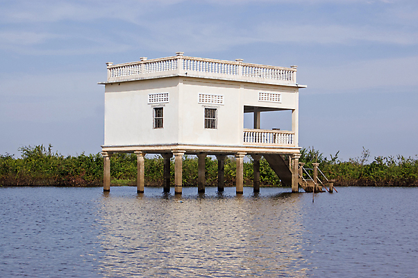 포토 JPG 해외이미지 전통 외관 호수 주택 사람없음 야외 가로 물 마을 발코니 홍수 빌라 캄보디아 해외202008 해외포토 자연요소 아시아 건물 자연재해 파일형식