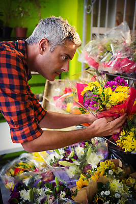 포토 JPG 해외이미지 백인 남자 꽃 실내 한명 성인 옆모습 장식 30대 앞치마 다발 꽃집 성인남자한명만 해외202008 해외포토 서양인 식물 1 뷰포인트 사람 내부 장년 상점 남자한명만 성인남자만 파일형식