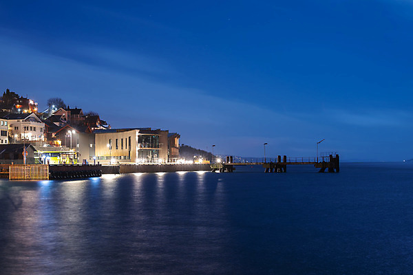 포토 JPG 해외이미지 구름 유럽 바다 여행 비즈니스 건축양식 자연 하늘 전등 노르웨이 풍경 사람없음 야외 건물 물 파란색 빛 도시풍경 반사 항구 일몰 새벽 달 도시 보트 도심 야간 달빛 상업 장노출 암초 스카이라인 스칸디나비아 해외202008 해외포토 자연요소 건축물 건축 나라 컬러 배_교통 교통시설 조명 촬영기법 노을 생태계 파일형식