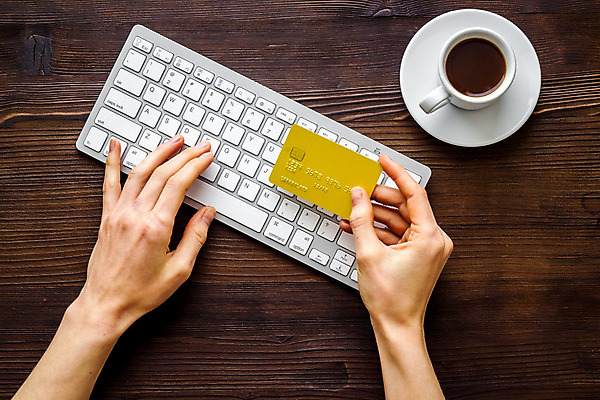 포토 JPG 해외이미지 손 돈 인터넷 비즈니스 사람없음 금융 노트북 쇼핑 키보드 신용카드 시장 구매 정상 플라스틱 시작 전자 인출 해외202008 해외포토 재질 신체부위 경제 전자제품 재산 파일형식