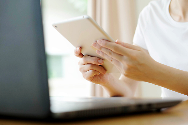 포토 JPG 해외이미지 백인 직업 학생 라이프스타일 인터넷 회사 비즈니스 사업가 탁자 성공 모바일 관리 사람 앉기 성인 사람없음 노트북 컴퓨터 사무실 알약 스크린 터치 흰색 키보드 업무 비즈니스우먼 자신감 닫기 종업원 스마트 경영자 대학교 온라인 경영 진짜 해외202008 해외포토 서양인 여자 감정 컬러 가구 컨셉 학교 모션 생활 전자제품 약 작업 직장인 리더 파일형식