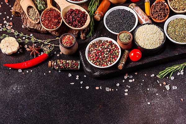 포토 JPG 해외이미지 잎 재료 탁자 사람없음 숟가락 양념 조미료 고수 가루 허브 소금 후추 카레 생강 바질 로즈메리 시나몬 강황 해외202008 해외포토 식물 음식 가구 채소 식재료 수저 향신료 향미료 파일형식