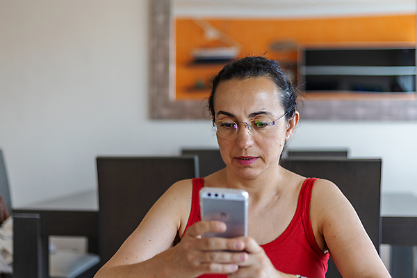 포토 JPG 해외이미지 학생 40대 중년 거실 인터넷 놀이 휴식 아파트 세포 실내 한명 스마트폰 쇼핑 독서 방 터치 관찰 타이핑 작업 자신감 네트워크 메시지 이메일 어플리케이션 연결 무선전화기 전화기 스마트 검색 흥분 와이파이 온라인 전자상거래 문자메시지 셀룰러 해외202008 해외포토 1 감정 컨셉 모션 주택 사람 성인 내부 핸드폰 스마트기기 무선인터넷 파일형식