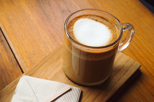 포토 JPG 해외이미지 잔 실내 사람없음 냅킨 나무바닥 카푸치노 해외202008 해외포토 식기 커피 바닥 내부 파일형식