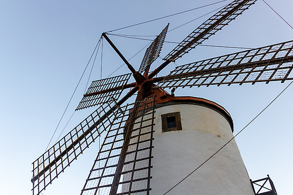 포토 JPG 해외이미지 전통 유럽 산업 문화 섬 여행 건축양식 아프리카 하늘 바람 사람없음 야외 건물 여름 파란색 탑 힘 풍차 수확 시골 역사 스페인 그라인더 방앗간 옛날 철강 해외202008 해외포토 자연요소 건축물 계절 건축 나라 컬러 농업 날씨 커피용품 파일형식