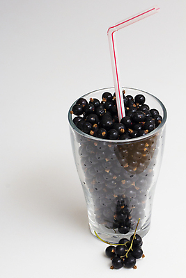 포토 JPG 해외이미지 계절 열매 음식 백그라운드 과일 유리 디저트 건강 사람없음 검은색 흰색 신선 밀짚 내추럴 건포도 숙성 해외202008 해외포토 식물 컬러 재질 포도 짚 건과일 파일형식