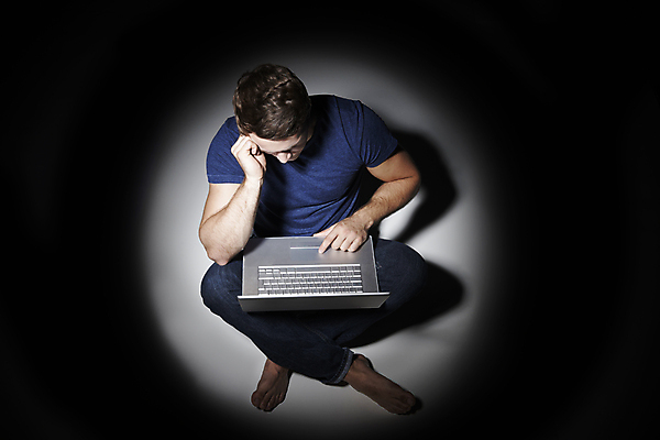 포토 JPG 해외이미지 백인 남자 실내 그림자 한명 사람 20대 노트북 컴퓨터 무서움 위협 고민 문제 스포트라이트 온라인 해외202008 약함 해외포토 서양인 1 감정 컨셉 청년 내부 전자제품 파일형식