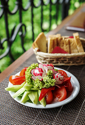 포토 JPG 해외이미지 접시 음식 빵 백그라운드 잎 다이어트 토마토 채소 재료 양파 오이 치즈 건강 요리 사람없음 빨간색 초록색 노란색 식사 저녁식사 당근 샐러드 흰색 신선 체리 사발 맛 상추 먹기 유기농 올리브 토스트 후추 바질 그리스인 점심식사 채식주의자 총각무 비건 맛있는 페타치즈 해외202008 해외포토 서양인 식물 식기 웰빙 열매 컬러 컨셉 과일 모션 유제품 뿌리채소 사기그릇 무 향신료 채식 파일형식