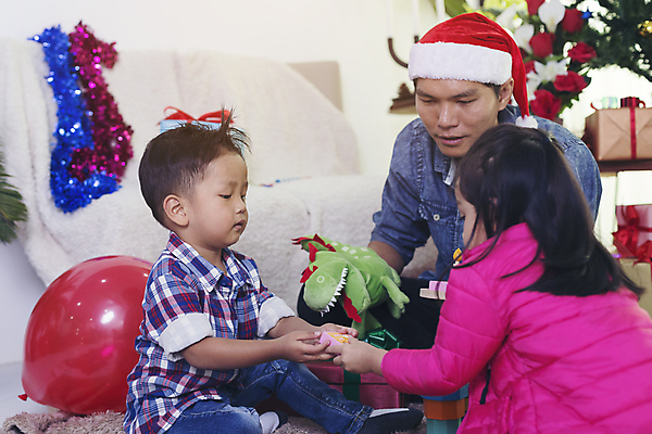 포토 JPG 해외이미지 모델 템플릿 모자 손 배너 드레스 계절 여자 행복 얼굴 백그라운드 컨셉 크리스마스 겨울 휴가 새로움 새해 기념 선물 미소 이벤트 빨간색 세명 빛 산타클로스 파티 기쁨 흰색 축하 신용카드 아빠 클래식 12월 연도 광택 클라우스 디테일 해외202008 해외포토 잡화 옷 기념일 감정 컬러 가족 표정 사람 신체부위 금융 날짜 파일형식