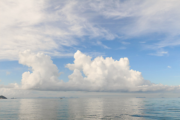포토 JPG 해외이미지 주간 구름 파도 바다 섬 여행 하늘색 백그라운드 자연 벽지 하늘 항해 파노라마 풍경 사람없음 야외 가로 초록색 물 여름 파란색 빛 평화 화목 침묵 고요 흰색 신선 장면 내추럴 수평선 해외202008 해외포토 자연요소 계절 컬러 컨셉 배_교통 촬영기법 소리 생태계 파일형식