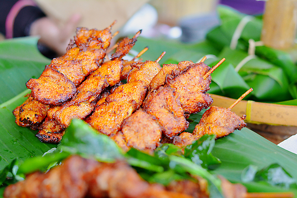 포토 JPG 해외이미지 전통 접시 아시아 문화 음식 재료 태국 육류 요리 사람없음 목재 식사 저녁식사 치킨 흰색 뜨거움 막대기 꼬치 맛 그릴 바비큐 굽기 먹기 허브 대나무 향신료 질감 후추 점심식사 케밥 단백질 매각 핸드메이드 맛있는 해외202008 해외포토 나무 식물 식기 나라 컬러 컨셉 식재료 모션 주방용품 구이 닭고기요리 영양소 향미료 파일형식