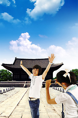 주간 PSD 나무 식물 구름 편집이미지 커플 여자 남자 여행 포즈 하늘 휴가 서울 한국 서기 사람 상반신 야외 두명 뒷모습 카메라 사진촬영 궁전 디지털카메라 창경궁 이미지편집 자연요소 아시아 뷰포인트 고건축 관계 모션 전자제품 촬영 파일형식