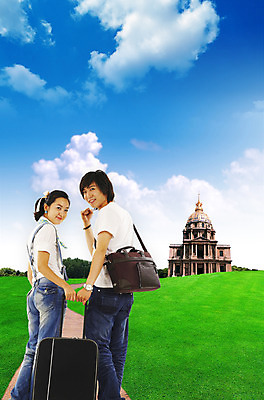 주간 전신 PSD 구름 편집이미지 건축물 커플 여자 남자 길 해외여행 여행 가방 하늘 휴가 서기 사람 잔디 야외 두명 건물 캐리어 여행가방 이미지편집 자연요소 식물 해외 잡화 건축 관계 모션 파일형식