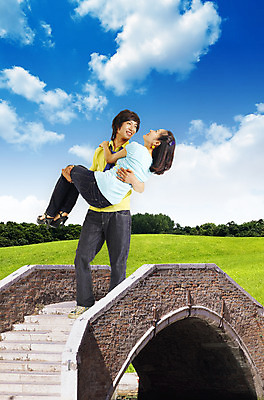 주간 전신 PSD 나무 식물 구름 편집이미지 건축물 커플 여자 남자 여행 하늘 휴가 사람 잔디 초원 야외 두명 계단 숲 가교 이미지편집 자연요소 건축 관계 파일형식