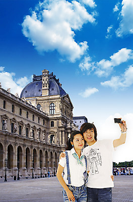 주간 PSD 구름 편집이미지 건축물 커플 여자 남자 건축 해외여행 여행 가로등 하늘 휴가 서기 사람 상반신 야외 두명 건물 카메라 사진촬영 디지털카메라 셀프카메라 광장 기념사진 이미지편집 자연요소 해외 공공시설 관계 모션 전자제품 촬영 파일형식