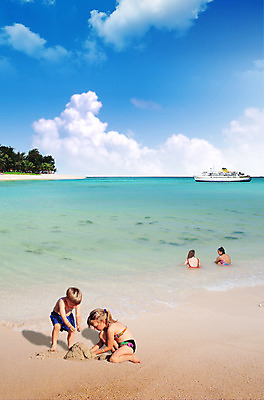 주간 PSD 나무 식물 구름 편집이미지 여자 남자 어린이 파도 바다 섬 여행 휴가 사람 소녀 소년 여러명 해변 야외 여름 모래사장 숲 유람선 해수욕 모래성 모래놀이 선박 어린이만 이미지편집 자연요소 계절 모래 다수 수상교통 배_교통 놀이 파일형식