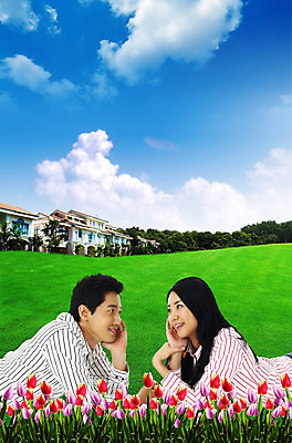 주간 PSD 나무 식물 구름 편집이미지 커플 여자 남자 꽃 엎드리기 여행 꽃밭 하늘 휴가 휴식 주택 사람 잔디 상반신 야외 두명 건물 마주보기 튤립 숲 이미지편집 자연요소 건축물 컨셉 관계 모션 파일형식