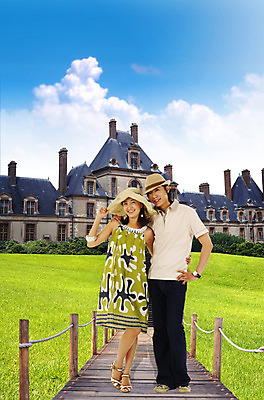 주간 전신 PSD 편집이미지 커플 여자 남자 해외여행 여행 포즈 난간 유적지 휴가 서기 사람 잔디 야외 두명 건물 가교 이미지편집 자연요소 식물 해외 건축물 고건축 관계 모션 파일형식