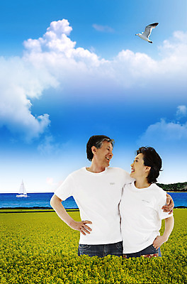 PSD 구름 편집이미지 여자 남자 꽃 바다 여행 꽃밭 갈매기 하늘 휴가 서기 상반신 두명 마주보기 노부부 봄 유채 효도관광 이미지편집 자연요소 식물 부부 계절 모션 조류 사람 파일형식