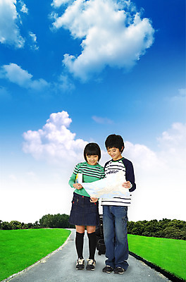 주간 전신 PSD 나무 식물 구름 편집이미지 여자 남자 길 어린이 여행 지도 하늘 휴가 서기 사람 소녀 소년 잔디 야외 두명 캐리어 여행가방 숲 길찾기 어린이만 이미지편집 자연요소 가방 모션 파일형식