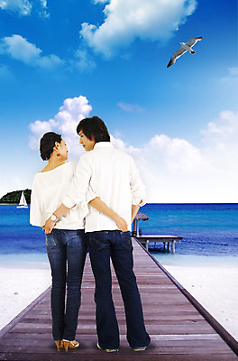 전신 PSD 구름 편집이미지 커플 여자 남자 바다 여행 갈매기 하늘 휴가 서기 사람 해변 두명 뒷모습 모래사장 휴양지 가교 이미지편집 자연요소 건축물 뷰포인트 관계 모션 조류 장소 파일형식