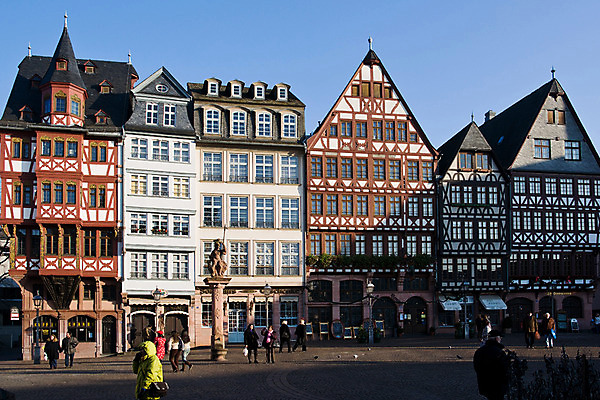 포토 JPG 주간 서양인 해외풍경 해외 건축물 건축 유럽 외국문화 창문 독일 사람 풍경 야외 건물 가로 관광지 세계 문 도시 보행자 그늘 광장 프랑크푸르트 국내포토 자연요소 외국인 나라 문화 여행 파일형식