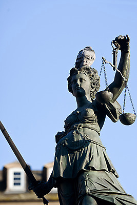 포토 JPG 주간 해외풍경 해외 유럽 외국문화 독일 저울 사람없음 야외 세로 관광지 세계 조각상 도시 칼 작품 정의의여신상 프랑크푸르트 국내포토 자연요소 나라 문화 여행 미술 풍경 조형물 여신상 파일형식