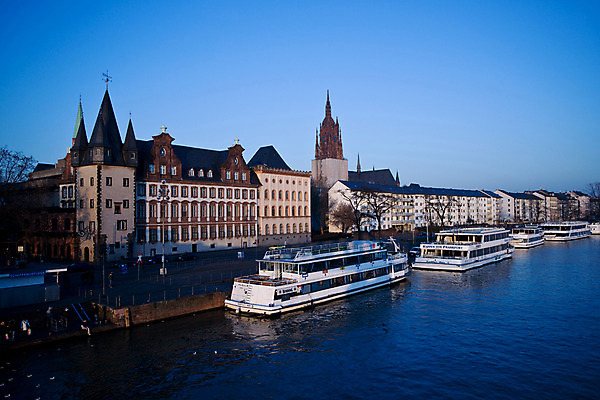 포토 JPG 주간 해외풍경 해외 건축물 건축 유럽 외국문화 하늘 독일 야외 건물 가로 관광지 강 세계 항구 도시 성 유람선 프랑크푸르트 국내포토 자연요소 나라 문화 여행 배_교통 교통시설 풍경 파일형식