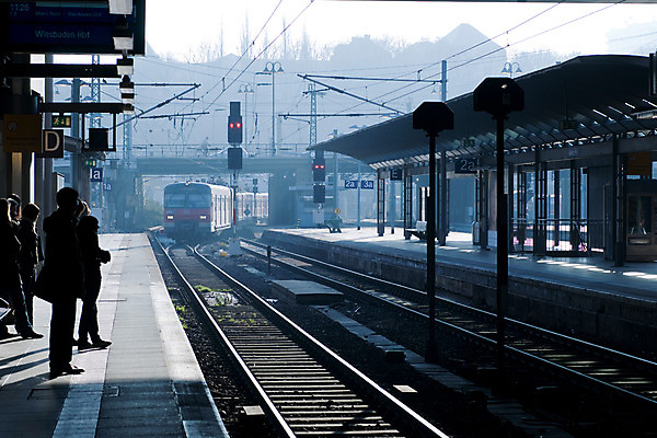 포토 JPG 주간 해외풍경 해외 건축물 건축 유럽 외국문화 독일 사람 풍경 야외 건물 가로 관광지 세계 기찻길 도시 전철 신호등 플랫폼 전철역 비스바덴 철도의날 국내포토 자연요소 나라 문화 육상교통 여행 교통시설 대중교통 역 파일형식 법정기념일